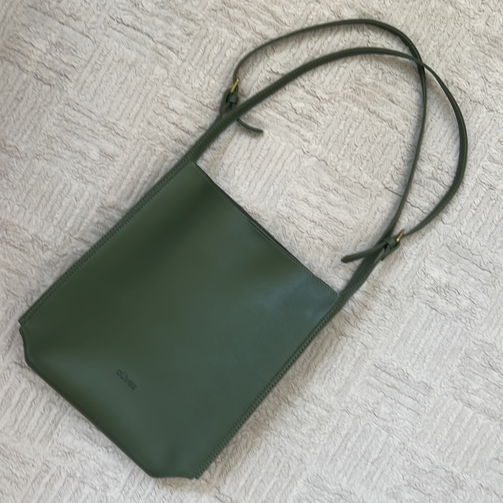 Olives Vegan Leather Tote bag in green, new condition